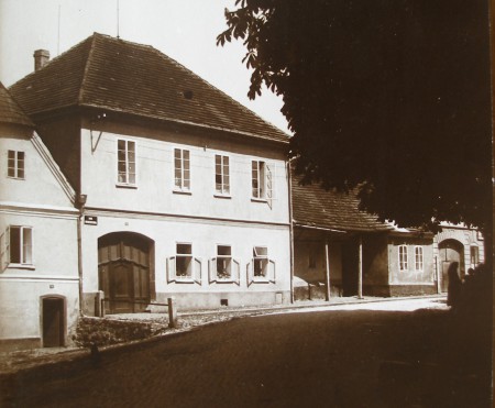 Dům na břehu Podzámeckého rybníka v Rožmitále p. Tř., který spisovatel v roce 1896 zakoupil a v němž napsal téměř všechny své knihy